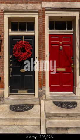 Maison coloniale en brique avec porte rouge et volets à Philadelphie PA Banque D'Images