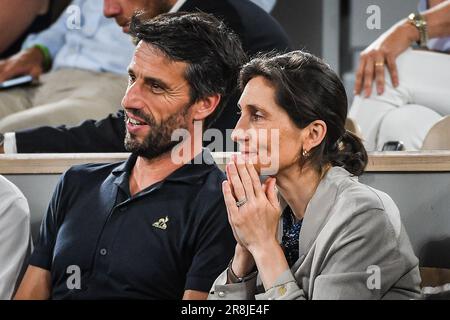 Paris, France. 15th juin 2023. Président du Comité d'organisation des Jeux Olympiques et Paralympiques de Paris 2024 et ancien canoéiste français Tony ESTANGUET et ministre des Sports français Amélie OUDEA-CASTERA pendant le championnat français, match Betclic Elite Basketball, éliminatoires, match final 3, entre Metropolitans 92 (Boulogne - Levallois) et COMME Monaco sur 15 juin, 2023 au stade Roland-Garros à Paris, France - photo Matthieu Mirville/DPPI crédit: DPPI Media/Alay Live News Banque D'Images