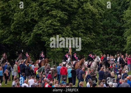 Beltane mercredi - Cornet Robert Girdwood et son cul Ailidh Copeland accompagné par d'anciens directeurs et plus de 160 adeptes montés la "Fording of the Tweed" au-dessus du pont Fotheringham dans le parc Hay Lodge est une vue merveilleuse de cheval et de cavalier, traversant le Tweed, produire une vue vue vue une fois par an pour beaucoup d'un observateur. Il a ses sensations fortes et des déversements, et dans l'année impaire certains cavaliers ont décidé de se rafraîchir à mi-chemin à travers. Les mots modifiés de la semaine du festival disent tout pour chaque cavalier de passage à niveau, 'Safe In, Safe OOT!' ( Credit: Rob Gray/Alamy Live News Banque D'Images