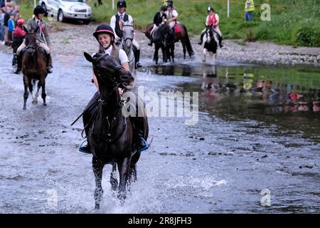 Beltane mercredi - Cornet Robert Girdwood et son cul Ailidh Copeland accompagné par d'anciens directeurs et plus de 160 adeptes montés la "Fording of the Tweed" au-dessus du pont Fotheringham dans le parc Hay Lodge est une vue merveilleuse de cheval et de cavalier, traversant le Tweed, produire une vue vue vue une fois par an pour beaucoup d'un observateur. Il a ses sensations fortes et des déversements, et dans l'année impaire certains cavaliers ont décidé de se rafraîchir à mi-chemin à travers. Les mots modifiés de la semaine du festival disent tout pour chaque cavalier de passage à niveau, 'Safe In, Safe OOT!' (Photo : Rob Gray) Banque D'Images