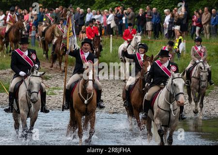 Beltane mercredi - Cornet Robert Girdwood et son cul Ailidh Copeland accompagné par d'anciens directeurs et plus de 160 adeptes montés la "Fording of the Tweed" au-dessus du pont Fotheringham dans le parc Hay Lodge est une vue merveilleuse de cheval et de cavalier, traversant le Tweed, produire une vue vue vue une fois par an pour beaucoup d'un observateur. Il a ses sensations fortes et des déversements, et dans l'année impaire certains cavaliers ont décidé de se rafraîchir à mi-chemin à travers. Les mots modifiés de la semaine du festival disent tout pour chaque cavalier de passage à niveau, 'Safe In, Safe OOT!' ( Credit: Rob Gray/Alamy Live News Banque D'Images