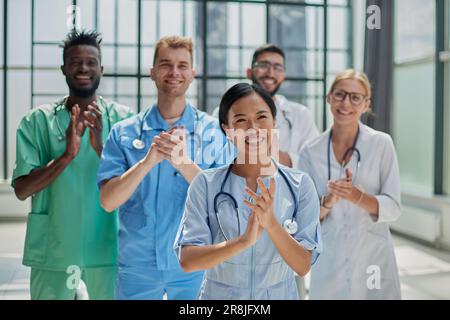 Les médecins multinationaux professionnels applaudissent devant la caméra. Discussion sur le diagnostic Banque D'Images