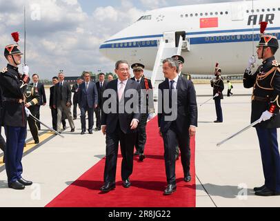 Paris, France. 21st juin 2023. Le premier ministre chinois Li Qiang arrive à l'aéroport de Paris Orly à Paris, France, 21 juin 2023. À l'invitation du gouvernement français, Li est arrivé mercredi après-midi à l'aéroport de Paris Orly par avion affrété pour effectuer une visite officielle en France et assister au Sommet pour un nouveau Pacte mondial de financement. Des gardes d'honneur alignés des deux côtés du tapis rouge et saluent les invités. Le ministre français de l'intérieur, Gerald Darmanin, l'a accueilli à l'aéroport. Credit: Ding Haitao/Xinhua/Alamy Live News Banque D'Images