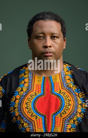 Portrait d'un beau homme noir portant des vêtements traditionnels sur un fond Uni Banque D'Images