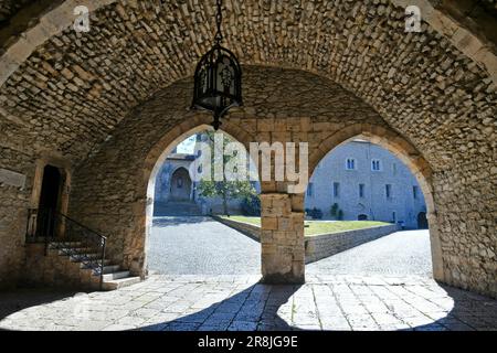 Une belle vue historique du monastère médiéval près de l'ancienne abbaye de Casamari, en Italie Banque D'Images