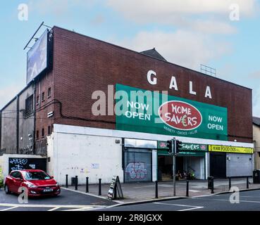 Le magasin Homesavers Discount sur Ballyfermot Road, Dublin, Irlande. Fait partie de Centz Retail Holdings où Naeem Maniar est actionnaire majoritaire. Homesavers est un magasin de rabais vendant une gamme de produits, y compris des produits pour la maison, des accessoires de meubles et des produits de jardin. Banque D'Images