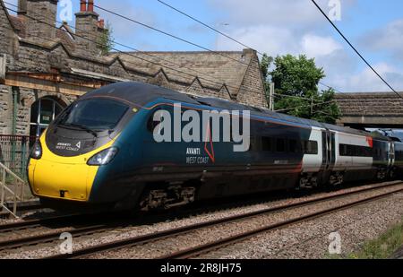 Avanti West Coast pendolino, classe 390, 390040, à Carnforth sur West Coast main Line le mercredi 21st juin 2023 avec train de Londres à Glasgow. Banque D'Images