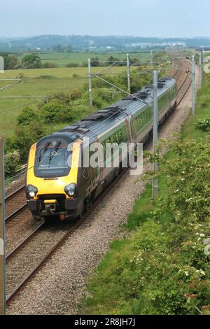 CrossCountry voyager diesel train à unités multiples à la campagne sur la ligne de chemin de fer principale de la côte est près de Belford, dans le Northumberland, le 12th juin 2023. Banque D'Images