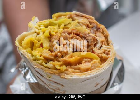 Sandwich roulé au shawarma avec sauce et légumes, cuisine traditionnelle arabe. Shawarma Doner kebab envelopper de poulet. Shawar traditionnel israélien fait maison Banque D'Images