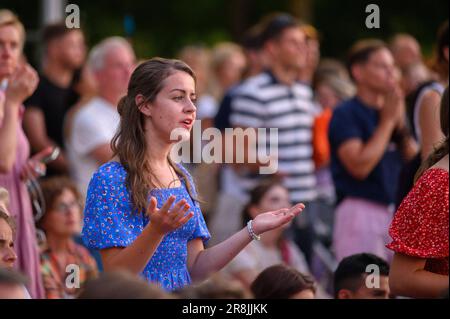 Une jeune fille priant et chantant au milieu de nombreux autres pèlerins pendant Mladifest 2022 – le festival de la jeunesse – à Medjugorje. Banque D'Images