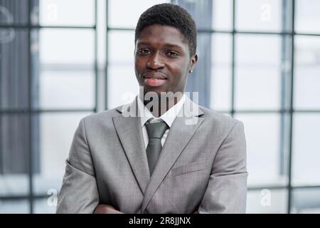 Joyeux homme d'affaires afro-américain en costume, portrait Banque D'Images