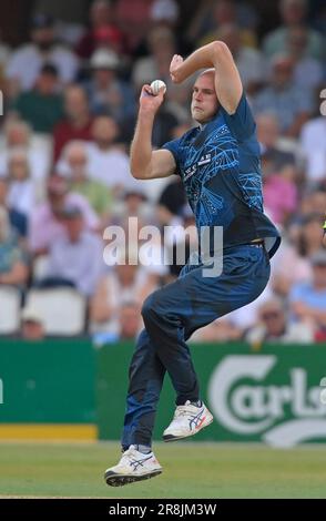 Northampton 21-juin 2023 : Zak Chappell de Derbyshire Falcons sur le ballon pendant le match de Blast Vitality T20 entre Northamptonshire Steelbacks vs Derbyshire Falcons au sol du comté Northampton Angleterre . Banque D'Images