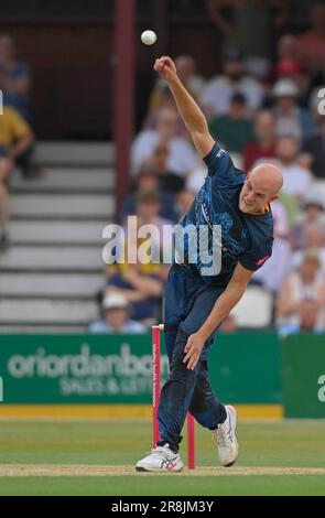 Northampton 21-juin 2023 : Zak Chappell de Derbyshire Falcons pendant le match Blast de Vitality T20 entre Northamptonshire Steelbacks vs Derbyshire Falcons au terrain de comté Northampton Angleterre . Banque D'Images