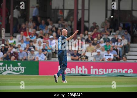 Northampton 21-juin 2023 : Zak Chappell de Derbyshire Falcons yeux sur le ballon pendant le match Blast de Vitality T20 entre Northamptonshire Steelbacks vs Derbyshire Falcons au sol du comté Northampton Angleterre . Banque D'Images