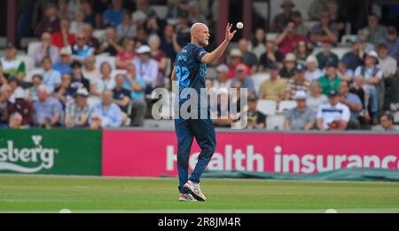 Northampton 21-juin 2023 : Zak Chappell de Derbyshire Falcons yeux sur le ballon pendant le match Blast de Vitality T20 entre Northamptonshire Steelbacks vs Derbyshire Falcons au sol du comté Northampton Angleterre . Banque D'Images