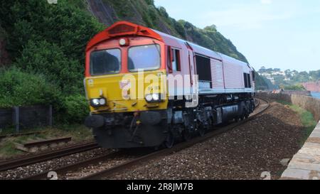 DB Cargo 66165 locomotive électrique diesel au mur de mer de Teignmouth, Devon, Angleterre, Royaume-Uni. Banque D'Images