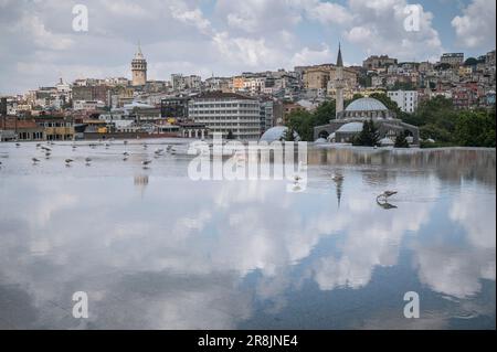 Istanbul, Istanbul, Turquie. 20th juin 2023. Vue depuis la terrasse sur le toit. L'architecte italien Renzo Piano a assisté à la cérémonie d'inauguration du nouveau bâtiment du Musée moderne d'Istanbul, sur le front de mer de Karakoy. Lors d'une conférence de presse, le président d'Istanbul Modern, Oya Eczacibasi et Renzo Piano, concepteur du bâtiment, ont présenté le concept et la vision du Musée, tandis qu'une visite guidée a présenté les espaces et les collections d'artistes et de photographes contemporains turcs. (Credit image: © Valeria Ferraro/SOPA Images via ZUMA Press Wire) USAGE ÉDITORIAL SEULEMENT! Non destiné À un usage commercial ! Banque D'Images