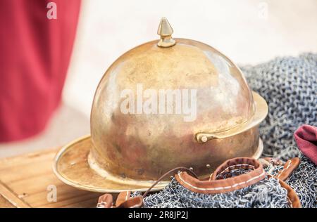 Casque romain Montefortino sur lorica hamata ou armure de courrier en chaîne. Réplique de l'équipement personnel militaire romain Banque D'Images