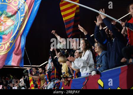 BARCELONE - 25 MARS : les supporters célèbrent lors du match Primera Division Femenina entre le FC Barcelone et le Real Madrid CF au Johan Cruyff Stadiu Banque D'Images