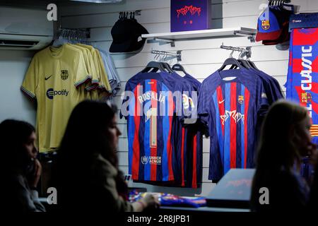 BARCELONE - 25 MARS : une édition spéciale du FC Barcelone avec Motomami et Rosalia imprimés vendus au magasin du stade Johan Cruyff sur 25 mars, Banque D'Images