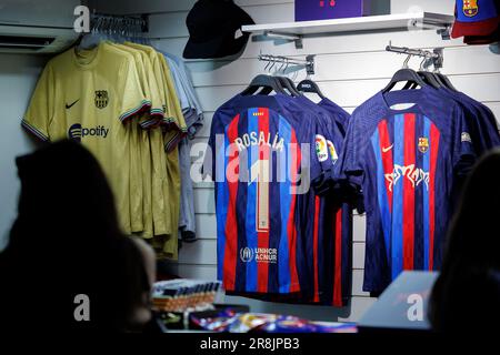 BARCELONE - 25 MARS : une édition spéciale du FC Barcelone avec Motomami et Rosalia imprimés vendus au magasin du stade Johan Cruyff sur 25 mars, Banque D'Images