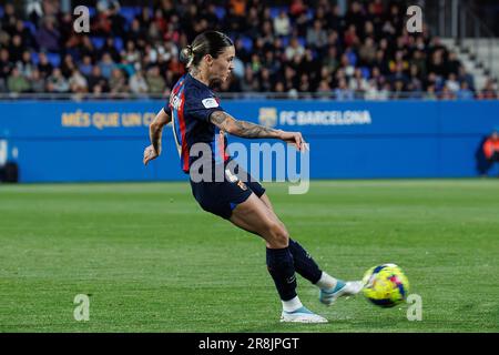 BARCELONE - 25 MARS : Maria Leon MAPI en action pendant le match Primera Division Femenina entre le FC Barcelone et le Real Madrid CF au Johan Cruyff S. Banque D'Images