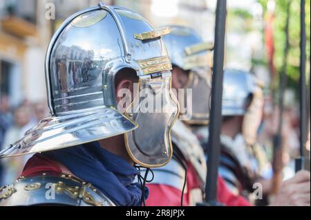 Reenacteurs portant un casque galea, ancien romain. Réplique de l'équipement personnel militaire romain Banque D'Images