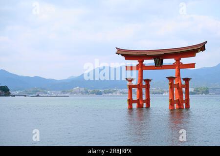 Itsukushima Jinja Otorii ou Grand Torii Gate sur la mer de Miyajima, Hiroshima, Japon. Banque D'Images