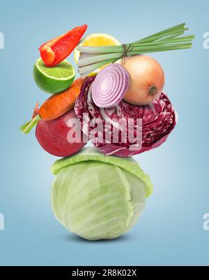 Pile de différents légumes et fruits sur fond bleu clair pâle Banque D'Images