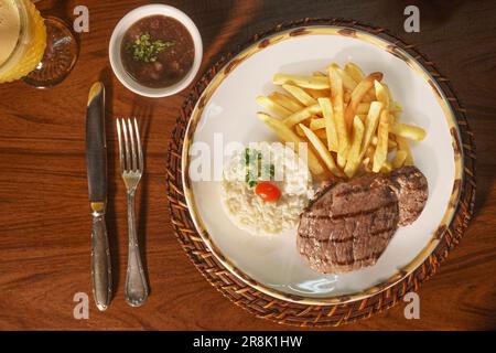 Magnifique plat de riz, de haricots et de viande grillée. Banque D'Images