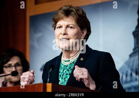 Washington, États-Unis. 21st juin 2023. ÉTATS-UNIS La sénatrice Jeanne Shaheen (D-NH) a pris la parole lors d'une conférence de presse avant l'anniversaire de la décision de la Cour suprême Dobbs concernant un projet de loi visant à protéger les droits des femmes au Capitole des États-Unis. Crédit : SOPA Images Limited/Alamy Live News Banque D'Images