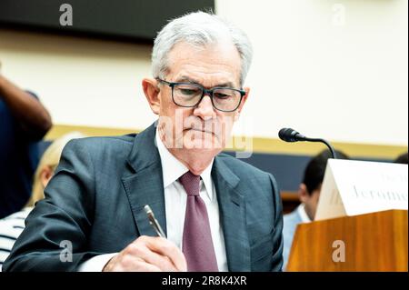 Washington, États-Unis. 21st juin 2023. Jerome Powell, président du Conseil des gouverneurs du système de la Réserve fédérale, prenant la parole lors d'une audience du Comité des services financiers de la Chambre des communes au Capitole des États-Unis. Crédit : SOPA Images Limited/Alamy Live News Banque D'Images