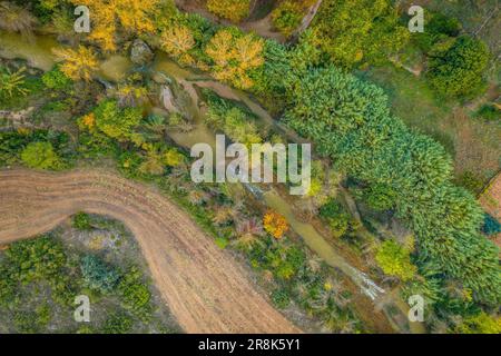 Vue aérienne zenithal de la rivière Algars qui traverse Arnes, le jour de l'automne (Terra Alta, Tarragone, Catalogne, Espagne) Banque D'Images