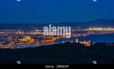 Château de Bellver et baie de Palma à l'heure bleue et la nuit, vue du point de vue de Na Burguesa (Majorque, Iles Baléares, Espagne) Banque D'Images