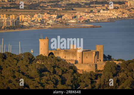 Château de Bellver et baie de Palma au coucher du soleil, vue du point de vue de Na Burguesa (Majorque, Iles Baléares, Espagne) ESP: Castillo de Bellver y Palma Banque D'Images