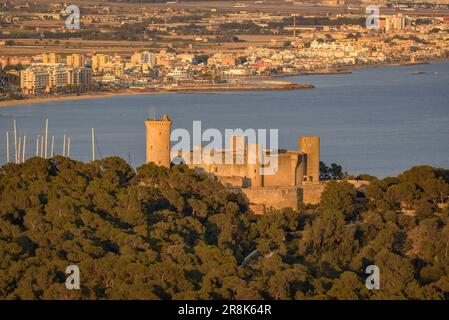 Château de Bellver et baie de Palma au coucher du soleil, vue du point de vue de Na Burguesa (Majorque, Iles Baléares, Espagne) ESP: Castillo de Bellver y Palma Banque D'Images