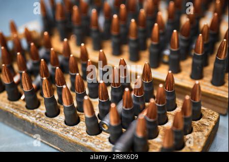 Mouler les balles dans des racks en bois dans l'atelier de production Banque D'Images