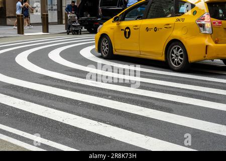 L'avenue Vanderbilt a été convertie en un espace piétonnier en face de la grande rue Vanderbilt et comprend un dépôt de Taxti , New York City, États-Unis Banque D'Images