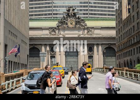 Les piétons utilisent le passage à côté au 40th St. en face du terminal Grand Central, 2023, New York City, États-Unis Banque D'Images