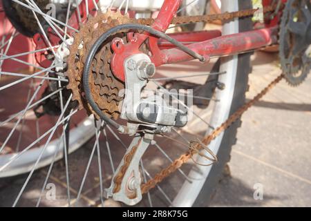 chaîne de vélo rouillée, jamais entretenue Banque D'Images