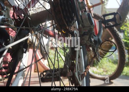 chaîne de vélo rouillée, jamais entretenue Banque D'Images