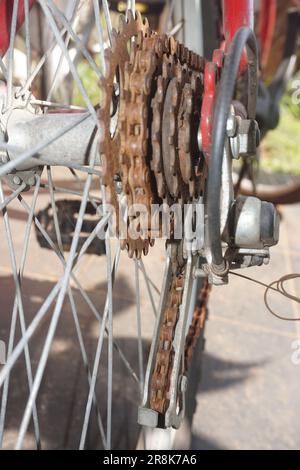 chaîne de vélo rouillée, jamais entretenue Banque D'Images