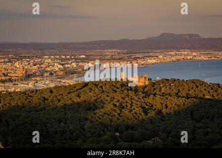 Ville de Palma de Majorque et château de Bellver et colline au coucher du soleil, vue du point de vue de Na Burguesa (Majorque, Iles Baléares, Espagne) Banque D'Images