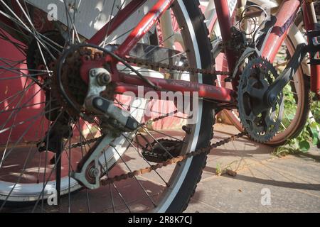 chaîne de vélo rouillée, jamais entretenue Banque D'Images