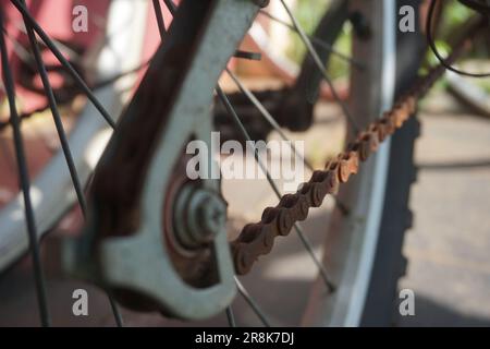 chaîne de vélo rouillée, jamais entretenue Banque D'Images