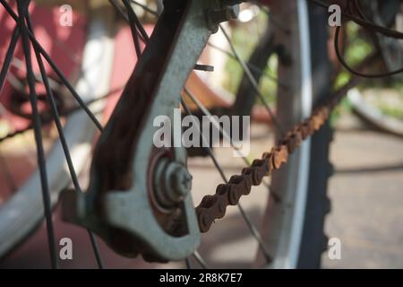 chaîne de vélo rouillée, jamais entretenue Banque D'Images