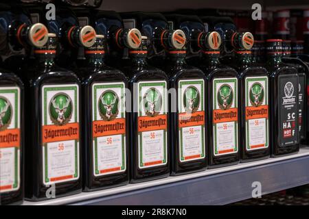 Andernach Allemagne 04.01.2020 Closeup lignes de bouteilles isolées Jaegermeister Spirit dans la tablette du supermarché allemand. Banque D'Images