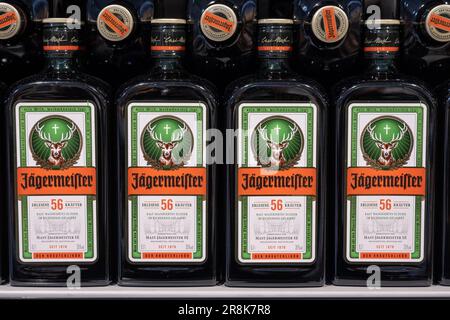 Andernach Allemagne 04.01.2020 Closeup lignes de bouteilles isolées Jaegermeister Spirit dans la tablette du supermarché allemand. Banque D'Images