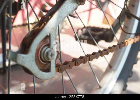 chaîne de vélo rouillée, jamais entretenue Banque D'Images