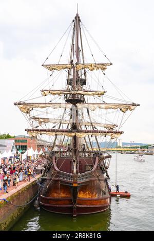 Rouen, France - 17 juin 2023 : 'El Galeón', une réplique de galléon espagnol amarrée sur les quais de Seine à Rouen en Normandie pour l'Armada, une diviseur Banque D'Images